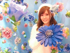 青い花と込山榛香ちゃん